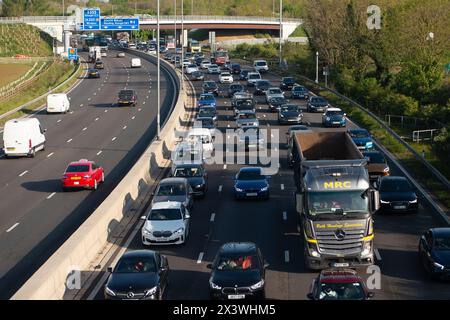 Slough, Regno Unito. 29 aprile 2024. E' stata una mattinata impegnativa sulla M4 East diretta a Slough, Berkshire. Il limite di velocità era sceso a 40 km/h a seguito di un precedente incidente. Si prevede che le autostrade saranno molto affollate venerdì prima del fine settimana festivo. Crediti: Maureen McLean/Alamy Live News Foto Stock