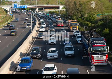 Slough, Regno Unito. 29 aprile 2024. E' stata una mattinata impegnativa sulla M4 East diretta a Slough, Berkshire. Il limite di velocità era sceso a 40 km/h a seguito di un precedente incidente. Si prevede che le autostrade saranno molto affollate venerdì prima del fine settimana festivo. Crediti: Maureen McLean/Alamy Live News Foto Stock