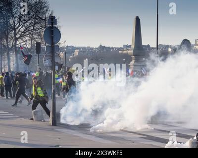 Parigi. 16 febbraio 2019. Manifestazione dei gilet gialli contro la politica del governo Macron. Atto 14. Gas lacrimogeni Esplanade des Invalides Foto Stock