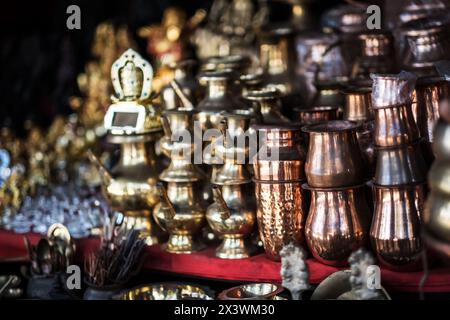 Negozio di utensili in ottone con artigianato e souvenir nel mercato di Kathmandu, Nepal Foto Stock