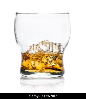 Bicchiere di whisky isolato con bevanda e cubetti di ghiaccio Foto Stock