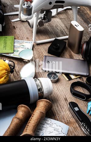 Outfit ispirato per viaggiare sul tavolo di legno Foto Stock