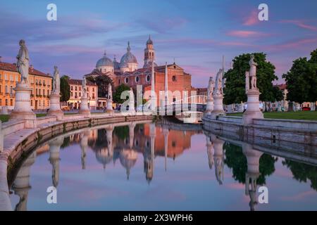 Padova, Italia. Immagine del paesaggio urbano di Padova, Italia, con piazza Prato della Valle al tramonto. Foto Stock