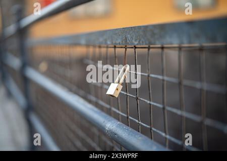 Chiusura d'amore in un ponte nel paesaggio industriale di Norrköping, Svezia Foto Stock