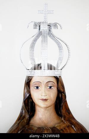 Francia. Senna e Marne. Tournan en Brie, centro storico medievale. Vista della sorprendente chiesa di Saint Denis. Statua della Vergine incoronata. Foto Stock