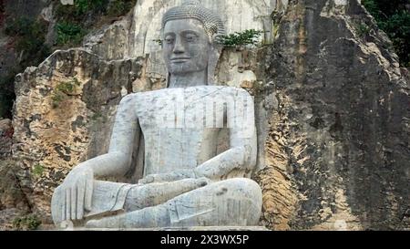 statua del buddha a batcave phnom sampeau in cambogia Foto Stock