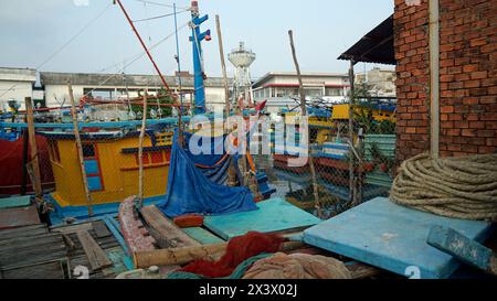 colorate barche fisher nel porto di phu quoc Foto Stock