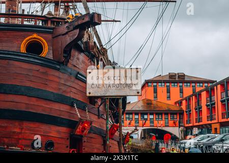 Genova, Liguria, Italia 26.04.2024 - Una bellissima nave nel porto di Genova. Una replica galleggiante di un galeone spagnolo del XVII secolo costruito per il film del 1985 Foto Stock
