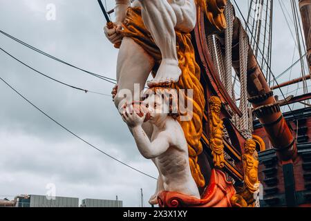 Genova, Liguria, Italia 26.04.2024 - Una bellissima nave nel porto di Genova. Una replica galleggiante di un galeone spagnolo del XVII secolo costruito per il film del 1985 Foto Stock