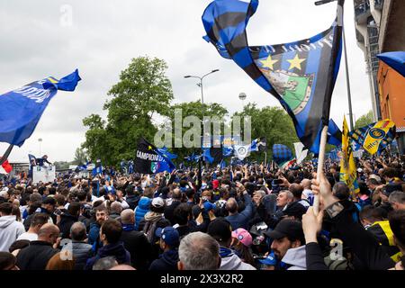Milano, Italia. 28 aprile 2024. I tifosi partecipano al FC Internazionale serie A Victory Party di Milano. Credito: SOPA Images Limited/Alamy Live News Foto Stock