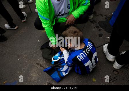 Milano, Italia. 28 aprile 2024. Un tifoso partecipa al FC Internazionale serie A Victory Party di Milano. Credito: SOPA Images Limited/Alamy Live News Foto Stock