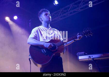 Harry Draper del duo musicale britannico Seafret si esibisce dal vivo al Circolo Magnolia di Milano, il 28 2024 aprile (foto di Mairo Cinquetti/NurPhoto) Foto Stock