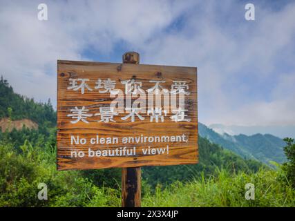 Si prenda cura del cartello ambientale sulla terrazza del riso di Longsheng, la spina dorsale del drago, Longji, Cina. Foto Stock