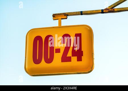 Lavorate 24 ore su 24 con cartellone, 00-24 ore di apertura per gli impegni di lavoro, attenzione selettiva Foto Stock