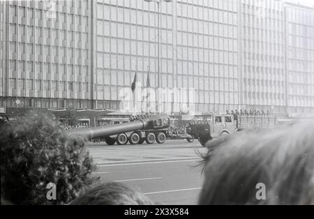 Miliärparade GER, Berlino, 20240101, Aufnahme CA. 1976, Stadtansicht, Gemeinsame feier von Russen und Deutschen in Ostberlin *** Parata militare GER, Berlino, 20240101, foto CA 1976, vista città, celebrazione congiunta di russi e tedeschi a Berlino Est Foto Stock