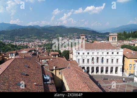 Palazzo del Podesta del XII secolo e Biblioteca Civica Angelo mai, fondata nel XVIII secolo a Palazzo nuovo da Vinc Foto Stock