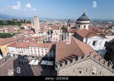 Piazza Vecchia, Torre del Gombito, Palazzo gotico della ragione e Cattedrale neo-classica di Sant'Alessandro Foto Stock