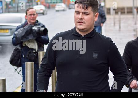 Belfast, Regno Unito 29/04/2024 Jordan Gareth Devine nella foto indossa una polo nera entrando nel tribunale di Laganside per affrontare l'accusa di omicidio per l'omicidio della giornalista Lyra McKee a Derry. Presenza visibile della polizia fuori dal tribunale oggi (lunedì 29 aprile 2024) Belfast Irlanda del Nord credito: HeadlineX/Alamy Live News Foto Stock