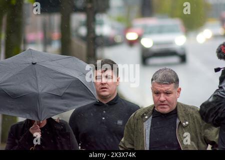 Belfast, Regno Unito 29/04/2024 Jordan Gareth Devine nella foto indossa una polo nera entrando nel tribunale di Laganside per affrontare l'accusa di omicidio per l'omicidio della giornalista Lyra McKee a Derry. Presenza visibile della polizia fuori dal tribunale oggi (lunedì 29 aprile 2024) Belfast Irlanda del Nord credito: HeadlineX/Alamy Live News Foto Stock