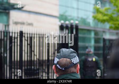 Belfast, Regno Unito 29/04/2024 Jordan Gareth Devine nella foto indossa una polo nera entrando nel tribunale di Laganside per affrontare l'accusa di omicidio per l'omicidio della giornalista Lyra McKee a Derry. Presenza visibile della polizia fuori dal tribunale oggi (lunedì 29 aprile 2024) Belfast Irlanda del Nord credito: HeadlineX/Alamy Live News Foto Stock