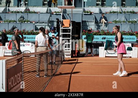 Madrid, Spagna. 29 aprile 2024. Tennis, individuale donne: Mutua Madrid Open tennis WTA, Round of 16, Ons Jabeur (TUN) V Jelena Ostapenko (LAT). Crediti: EnriquePSans/Alamy Live News Foto Stock