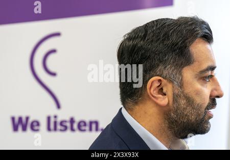 Foto datata 25/10/23, del primo ministro scozzese Humza Yousaf che parla ai media durante la sua visita agli uffici scozzesi del Throughcare and Aftercare Forum (STAF) a Glasgow. Humza Yousaf ha detto che si dimetterà da leader del SNP e primo ministro della Scozia. Data di pubblicazione: Lunedì 29 aprile 2024. Foto Stock