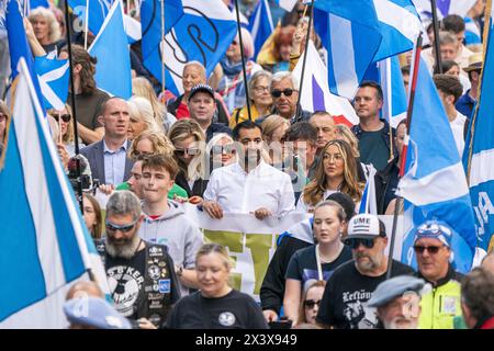 Foto del file datata 02/09/23 del primo ministro scozzese Humza Yousaf (centro) partecipa a una marcia Believe in Scotland dal castello di Edimburgo a Edimburgo. Humza Yousaf ha detto che si dimetterà da leader del SNP e primo ministro della Scozia. Data di pubblicazione: Lunedì 29 aprile 2024. Foto Stock