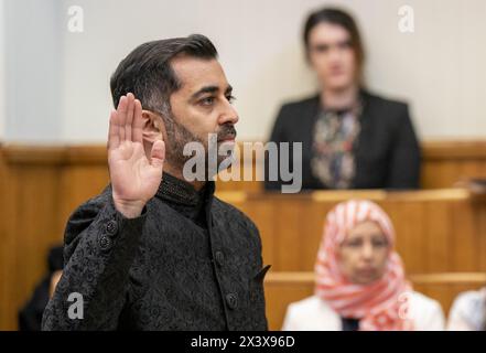 Foto del file datata 29/03/23, Humza Yousaf presta giuramento come primo ministro della Scozia alla Corte di sessione di Edimburgo. Humza Yousaf ha detto che si dimetterà da leader del SNP e primo ministro della Scozia. Data di pubblicazione: Lunedì 29 aprile 2024. Foto Stock