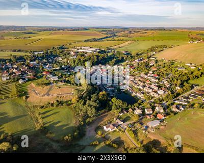 Panorama del villaggio centrale europeo Puklice, Repubblica Ceca. Europa centrale Foto Stock