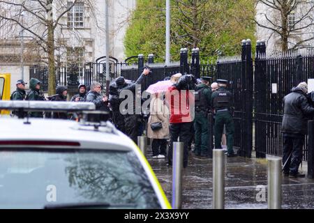 Belfast, Regno Unito 29/04/2024 Kieran George McCool fermato dalla polizia fuori dal tribunale di Laganside dove è stato accusato di rivolte e lancio di una bomba a benzina Belfast Irlanda del Nord credito: HeadlineX/Alamy Live News Foto Stock