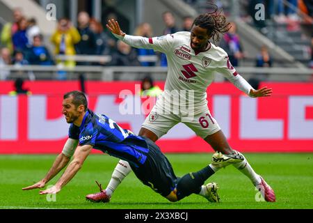 Milano, Italia. 28 aprile 2024. Henrikh Mkhitaryan (22) dell'Inter e Adrien Tameze (61) del Torino visto durante la partita di serie A tra Inter e Torino al Giuseppe Meazza di Milano. (Photo Credit: Gonzales Photo/Alamy Live News Foto Stock