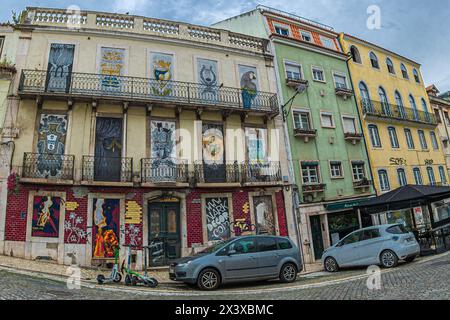 LISBONA, PORTOGALLO - 6 APRILE 2024: Divertenti decorazioni di strada con graffiti e dipinti di strada sulle facciate delle case di Placa da Alegria. Foto Stock