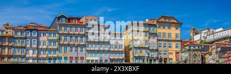 PORTO, PORTOGALLO - 11 APRILE 2024: Vista panoramica con vecchie case multicolore e facciate tradizionali, nell'architettura del molo della città vecchia sul fiume Douro Foto Stock