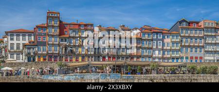 PORTO, PORTOGALLO - 11 APRILE 2024: Vista panoramica con vecchie case multicolore e facciate tradizionali, nell'architettura del molo della città vecchia sul fiume Douro Foto Stock