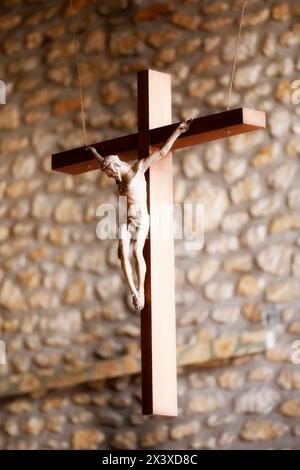 Francia. Senna e Marne. Tournan en Brie, centro storico medievale. Vista della sorprendente chiesa di Saint Denis. Croce sospesa di Cristo. Foto Stock