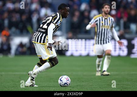 Timothy Weah della Juventus FC in azione durante la partita di serie A tra Juventus FC e AC Milan allo stadio Allianz il 27 aprile 2024 a Torino. Foto Stock