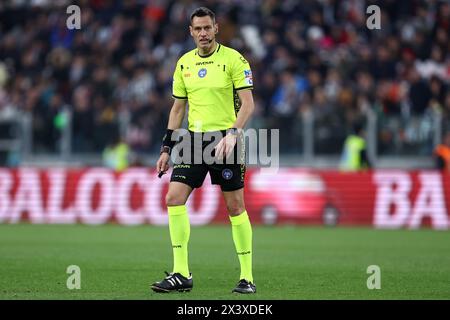 Maurizio Mariani arbitro ufficiale guarda durante la partita di serie A tra Juventus FC e AC Milan allo stadio Allianz il 27 aprile 2024 a Torino. Foto Stock