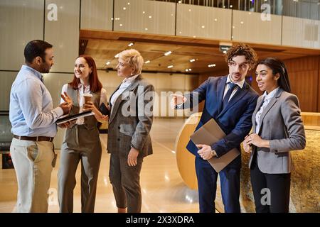 Un gruppo eterogeneo di professionisti in cerchio, che collaborano e discutono idee. Foto Stock