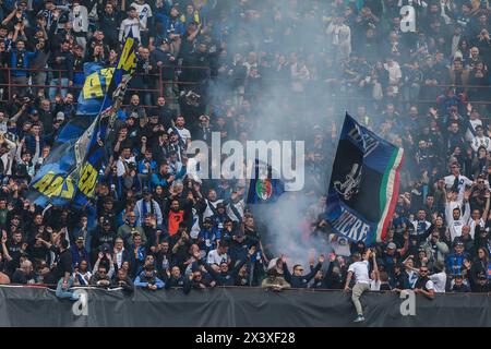 Milano, Italia. 28 aprile 2024. I tifosi del FC Internazionale festeggiano durante la partita di serie A 2023/24 tra FC Internazionale e Torino FC allo Stadio Giuseppe Meazza. Punteggio finale; Inter 2:0 Torino (foto di Fabrizio Carabelli/SOPA Images/Sipa USA) credito: SIPA USA/Alamy Live News Foto Stock