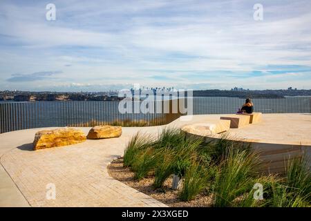 North Head Manly, Woman gode della vista del porto di Sydney e dello skyline cittadino del centro di Sydney dal punto di osservazione di Burragula sul Fairfax Track Foto Stock