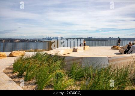 North Head Manly, la gente gode della vista del porto di Sydney e dello skyline del centro di Sydney dal punto di osservazione di Burragula sul Fairfax Track Foto Stock