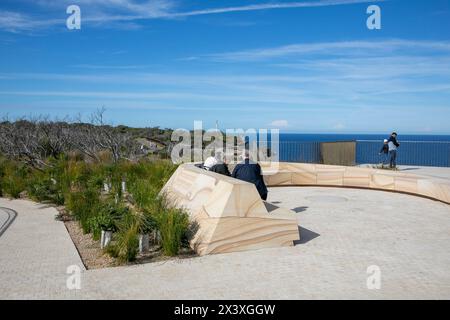 Dirigersi a nord di Manly, i visitatori al punto panoramico di Burragula sul Fairfax Track godono di viste spettacolari su Sydney e verso est sul mare di Tasman, Sydney Foto Stock