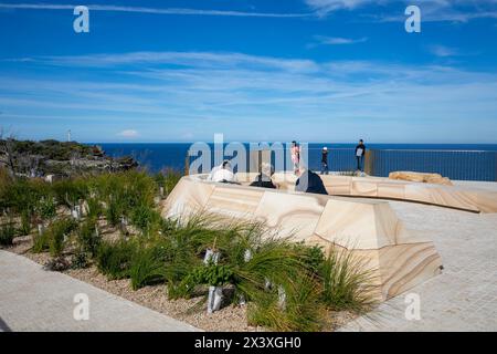 Dirigersi a nord di Manly, i visitatori al punto panoramico di Burragula sul Fairfax Track godono di viste spettacolari su Sydney e verso est sul mare di Tasman, Sydney Foto Stock