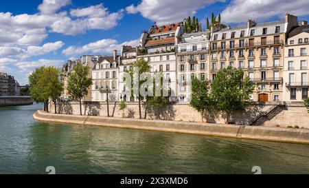 Ile Saint Louis e le rive della Senna (patrimonio dell'umanità dell'UNESCO) in estate. Parigi, 4° arrondissement Foto Stock