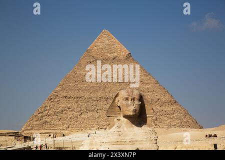 Grande Sfinge di Giza, Piramide di Khafre (chiamata anche Chefren) (sfondo), complesso delle piramidi di Giza, sito patrimonio dell'umanità dell'UNESCO, Giza, Egitto Foto Stock