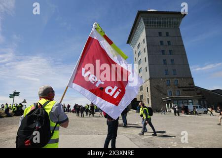 Schierke, Germania. 29 aprile 2024. I dipendenti della Deutsche Telekom partecipano a uno sciopero di avvertimento sul monte Brocken. Nell'attuale tornata di contrattazione collettiva, il sindacato Verdi mobilitò circa 1500 membri per lo sciopero d'allarme contro il Brocken. (A dpa "Telekom Employees Hike Up the Brocken in Wage dispute") credito: Matthias Bein/dpa/Alamy Live News Foto Stock