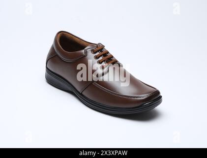 scarpe stringate marrone marrone marrone marrone marrone per uomo isolate Foto Stock