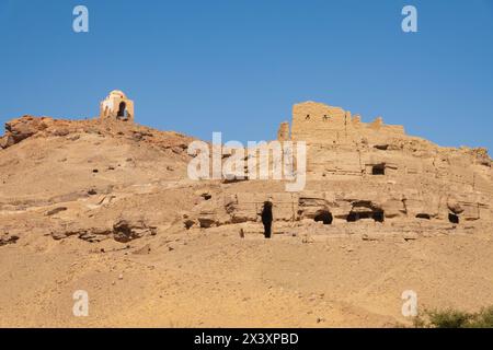 Cupola del forte abu al-Hawa e grotte deserto del Sahara, Assuan, fiume Nilo, Egitto Foto Stock