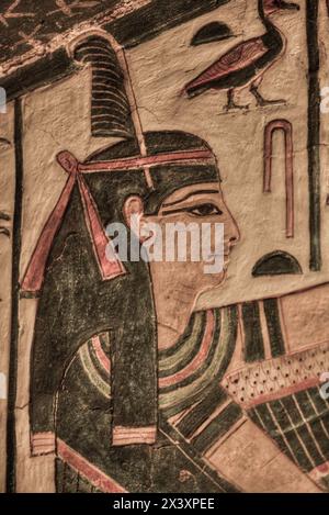 Immagine della dea Maat, dipinti e sollievo, Tomba di Nefertari, QV66, Valle delle Regine, Antica Tebe, sito patrimonio dell'umanità dell'UNESCO, Luxor, Egitto Foto Stock