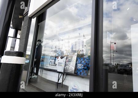 Una visione generale dell'edizione speciale ÒPromotion di 24Ó cimeli in mostra al Derby County Football Club Megastore disponibile per i tifosi per l'acquisto il 29/04/2024, il giorno dopo che il club ha vinto la promozione in campionato battendo il Carlisle United 3-0 in casa. Il club ha modificato la propria casa, la trasferta e la terza kitÕs con una speciale numerazione dorata e scritta ÒPromoted 24Ó foto di Ben Booth | ALAMY FOTO STOCK Foto Stock